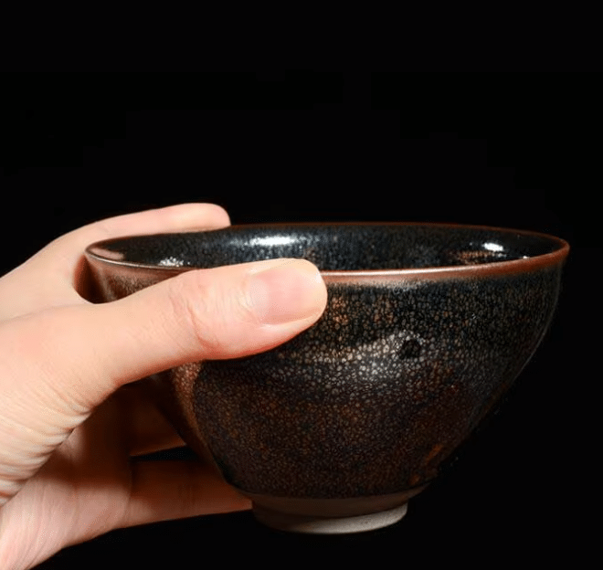 How to Hold a Tenmoku Tea Bowl Properly