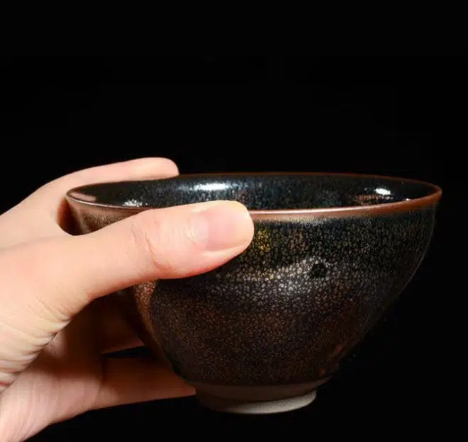 How to Hold a Tenmoku Tea Bowl Properly