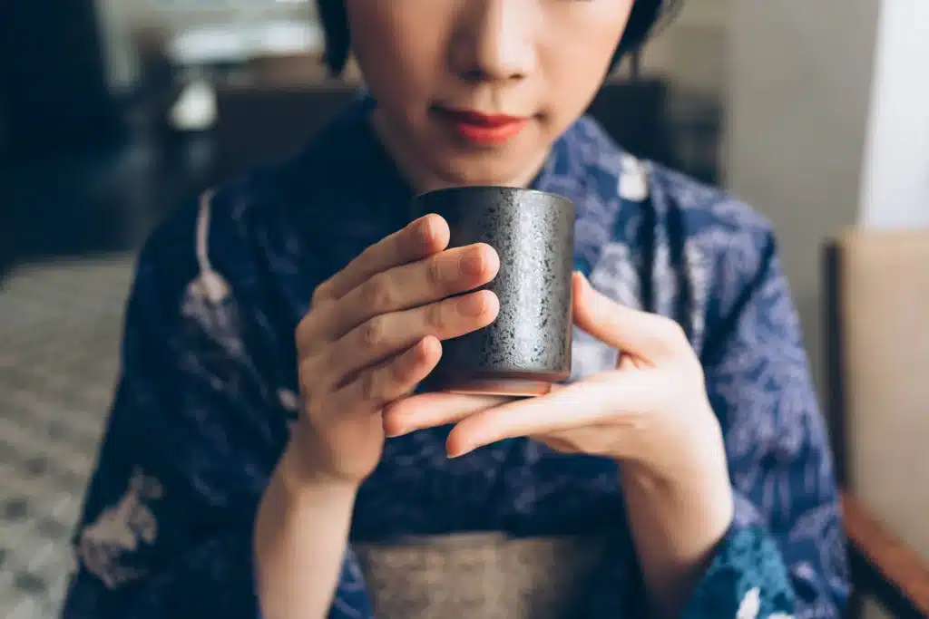 How to Hold a Tenmoku Tea Bowl Properly