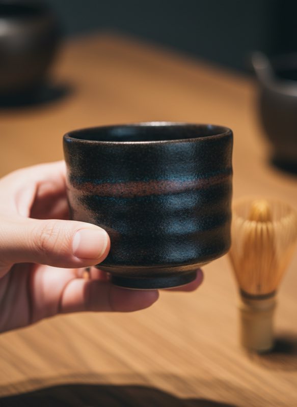Proper grip for holding tenmoku cup Proper grip for holding tenmoku cup