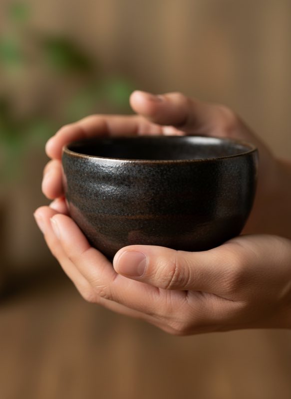 Proper two-hand grip for tenmoku Proper two-hand grip holding tenmoku tea bowl