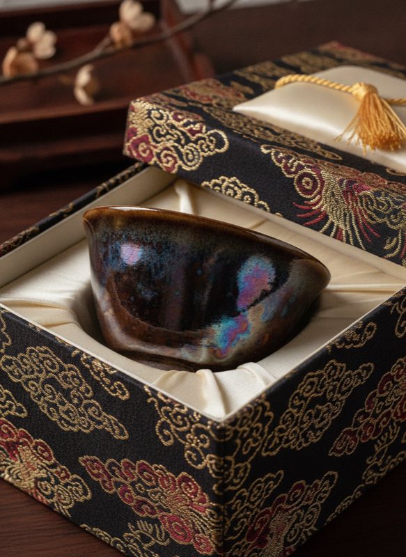 Tenmoku cup in brocade presentation box