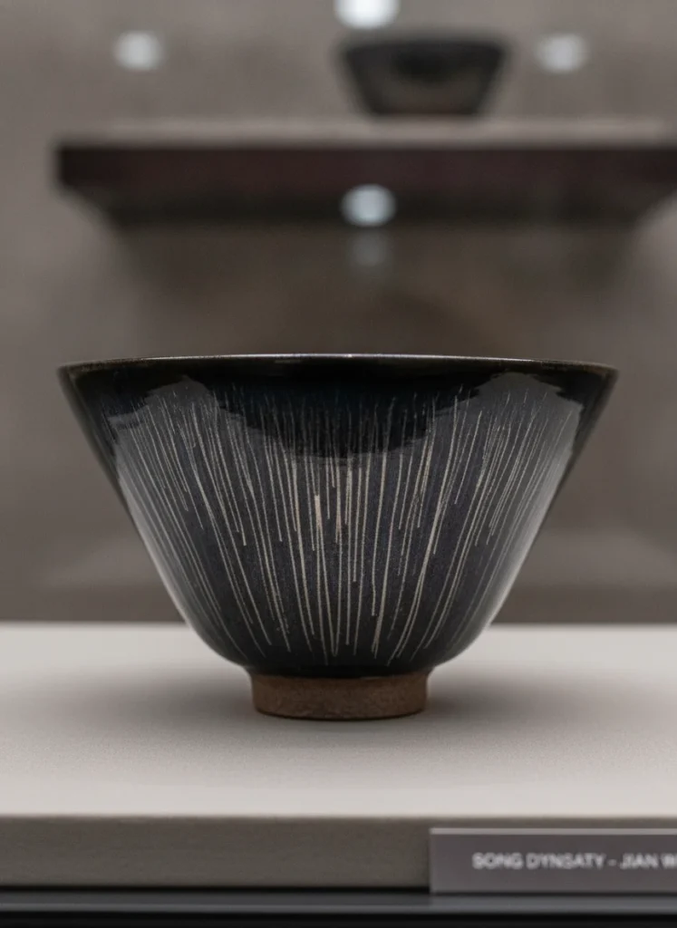 The Meaning of "Rabbit Hair" in Jianzhan Tianmu 2 Rabbit hair Jian Zhan tea bowl with fine vertical silver streaks on black glaze