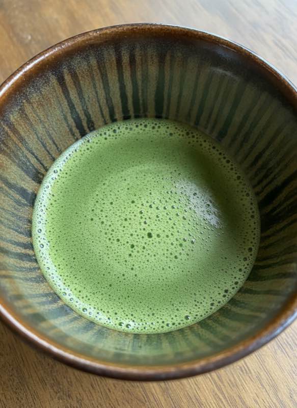 Hare's fur tenmoku bowl interior with matcha showing vertical streak pattern