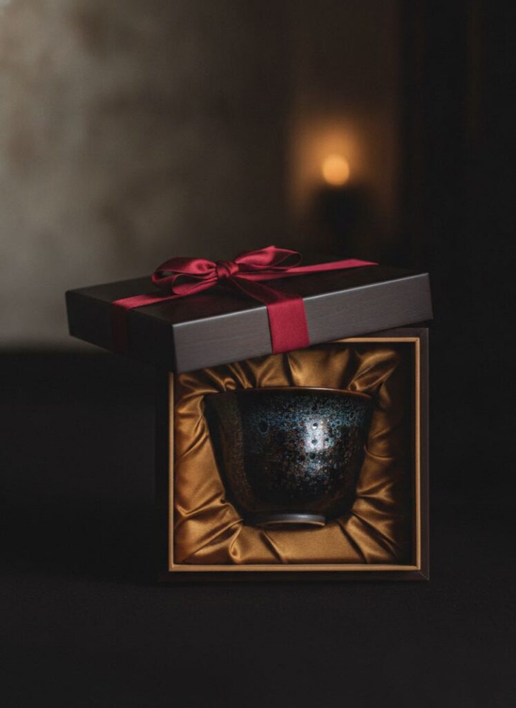 Tenmoku tea cup gift box with oil-spot glaze bowl in silk cushion
